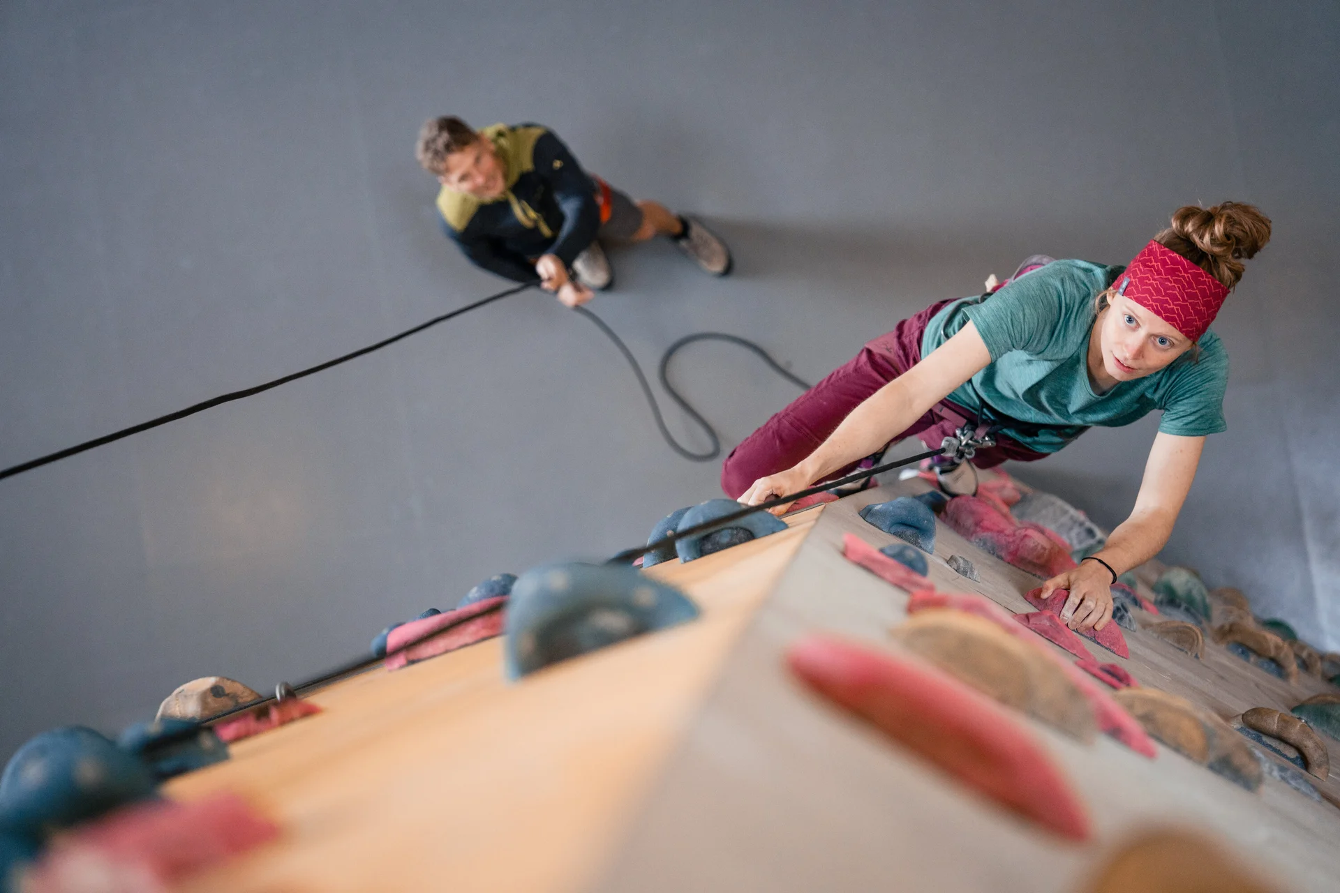 Boulder und Indoor-Klettern ist bei vielen DAV-Sektionen möglich | © DAV / Julian Rohn Eine Frau klettert in einer Kletterhalle, ihr Partner sichert sie. | © DAV / Julian Rohn