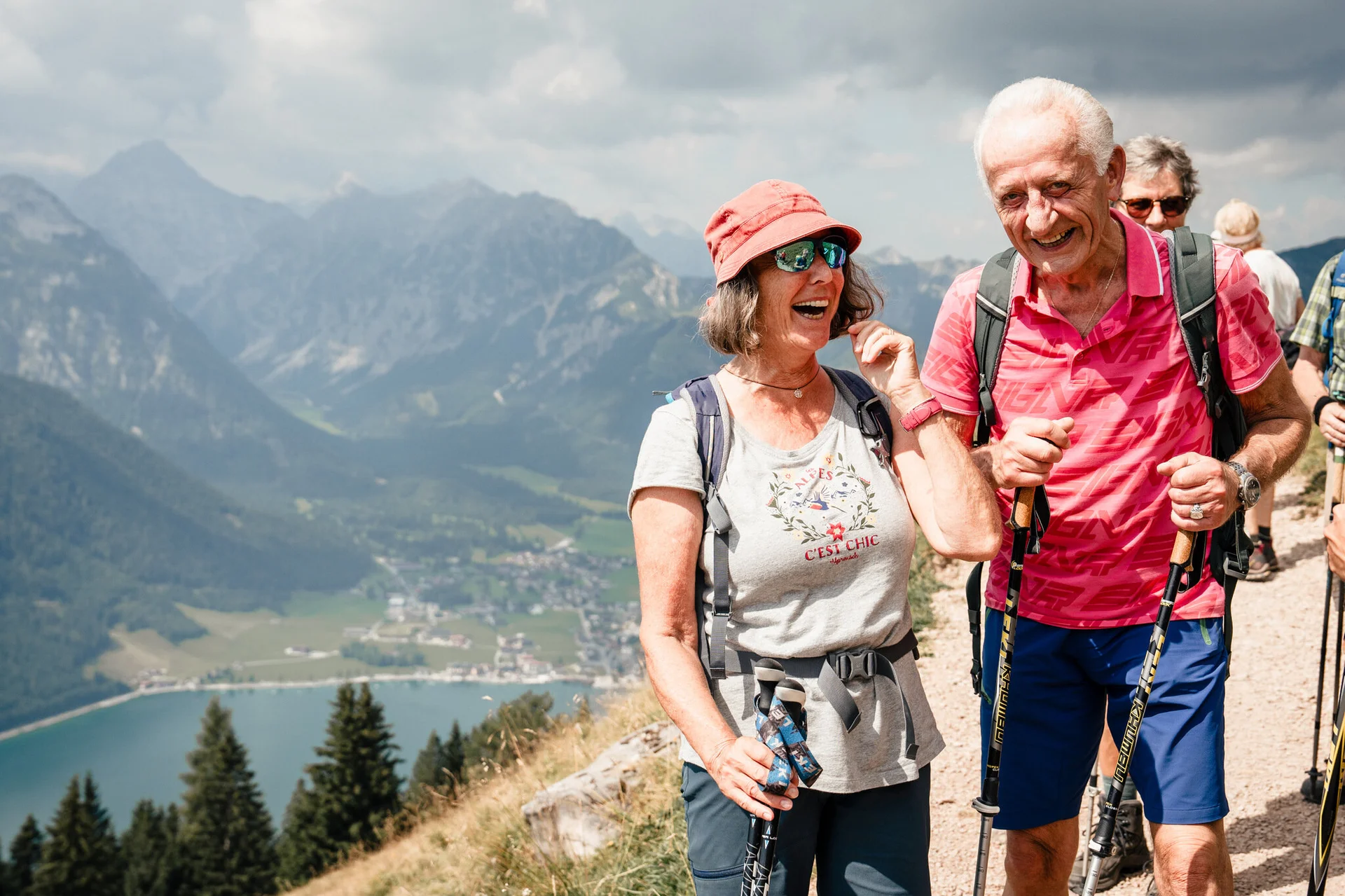 Aktiv in jedem Alter - DAV mach mit! | © DAV / Marisa Koch Zwei ältere Wanderer unterhalten sich miteinander | © DAV / Marisa Koch