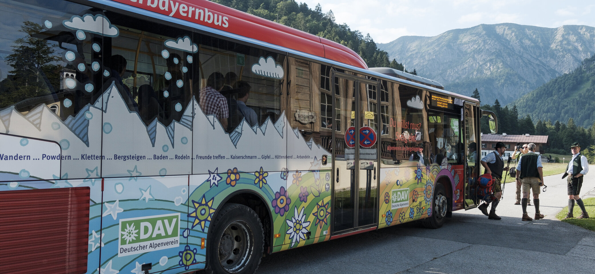 Menschen steigen in den Bergbus ein und nutzen somit das Angebot mit öffentlichen Verkehrsmitteln in die Alpen zu fahren | © DAV/Hans Herbig